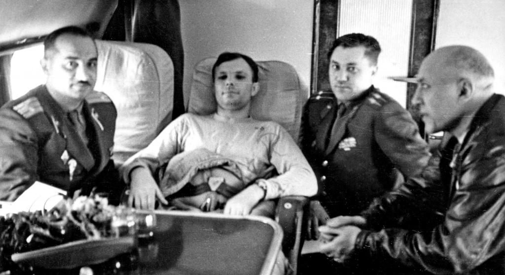 Yuri Gagarin in the Engels-Kuybyshev plane, just a few hours after landing wearing a watch is on his left wrist.